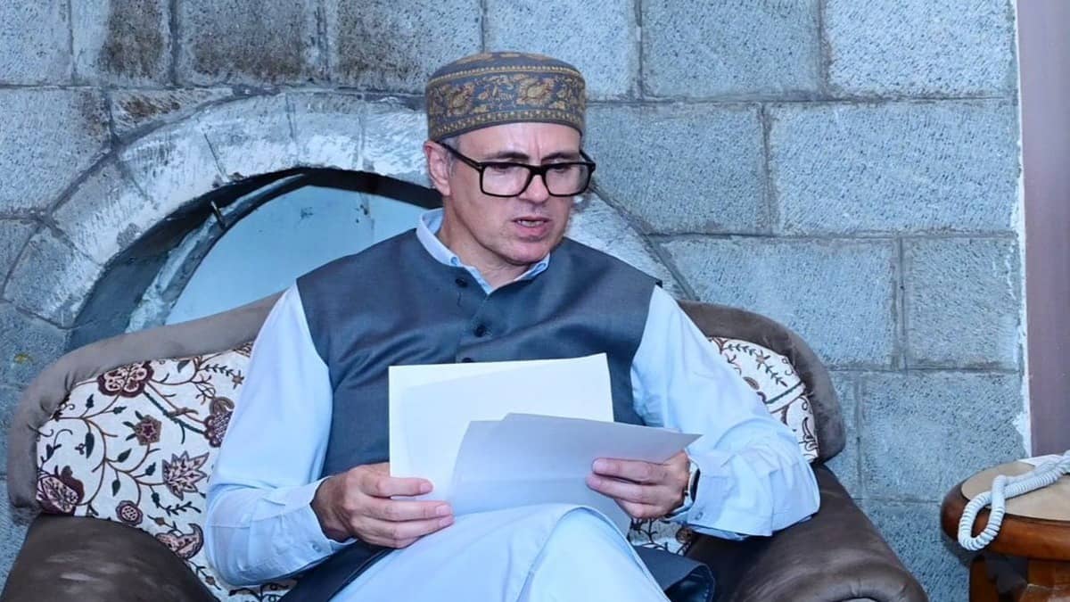 Storm Over NC’s Invitation to Mirwaiz, Omar Holds Back, BJP Targets Opposition, Congress Asked to Clarify INDI Alliance Position