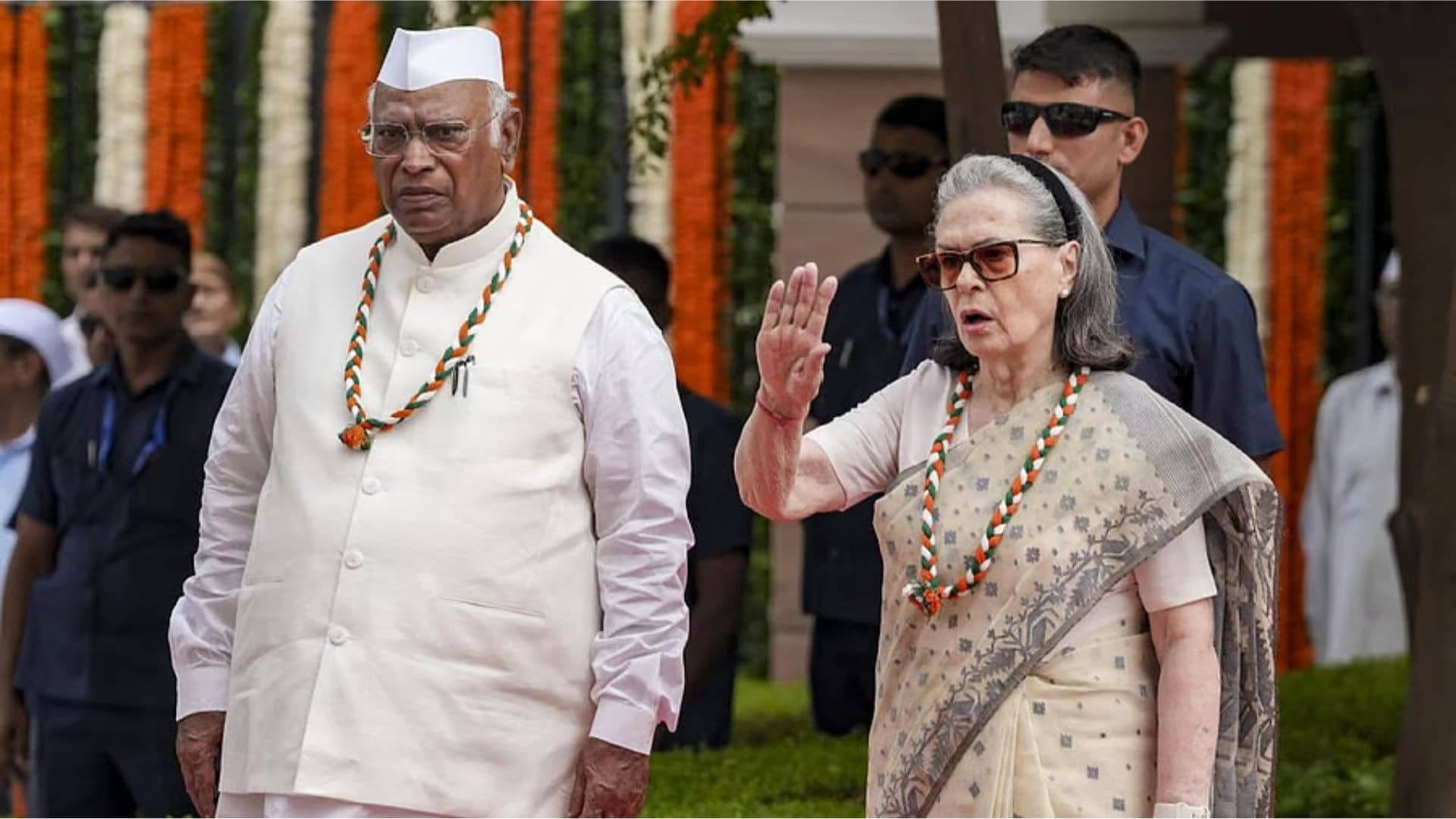 Delhi Police Begins Probe Into Complaint Against Sonia, Rahul Over Vande Mataram Row