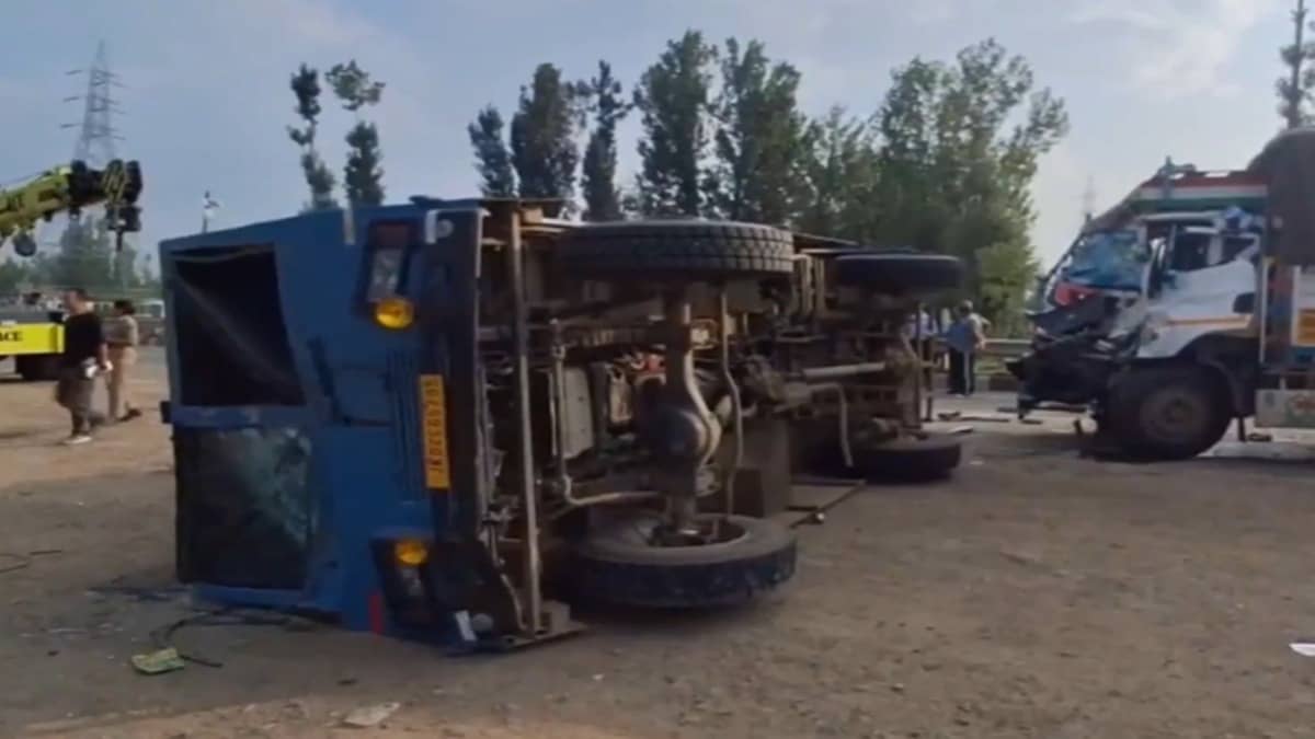 CRPF Bunker Vehicle Overturns After Collision With Truck in Qazigund; 5 Personnel Injured