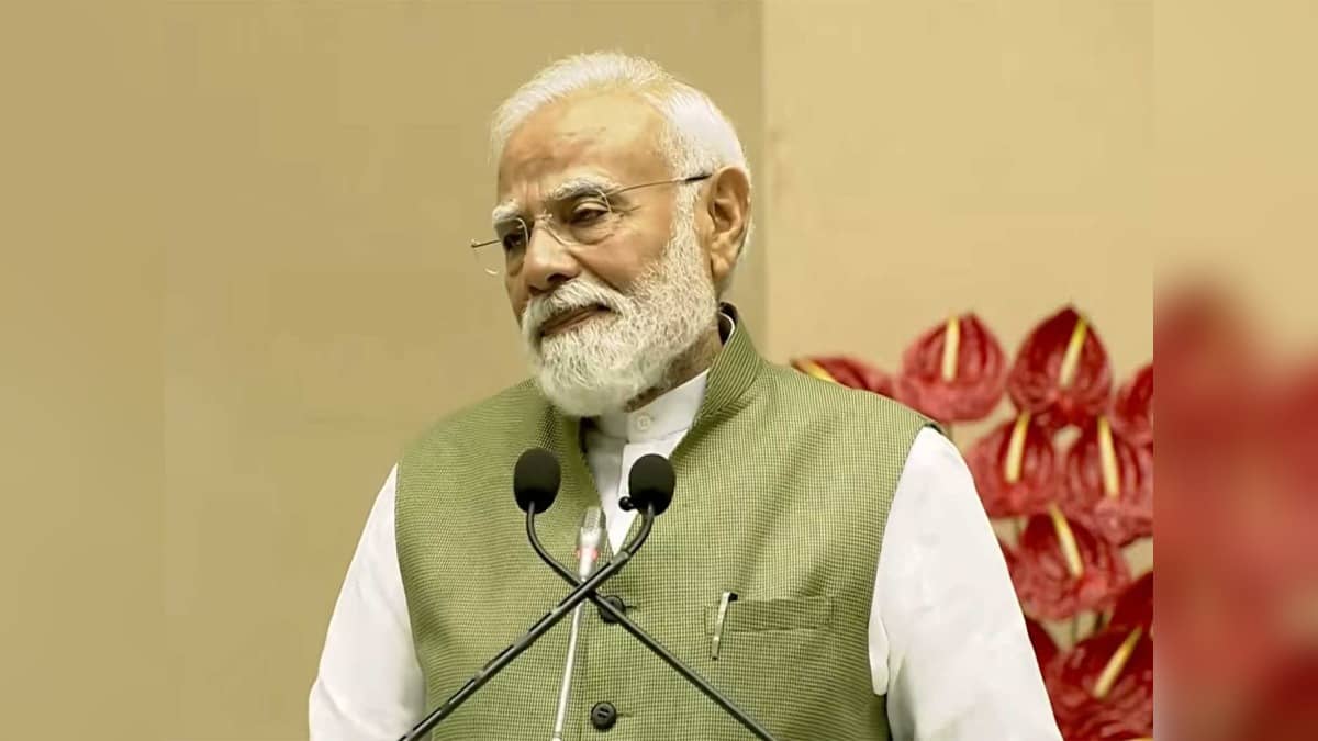 PM Modi Urges Youth to Read Autobiographies, Warns Against ‘Shortcut’ Culture of Reels and Social Media