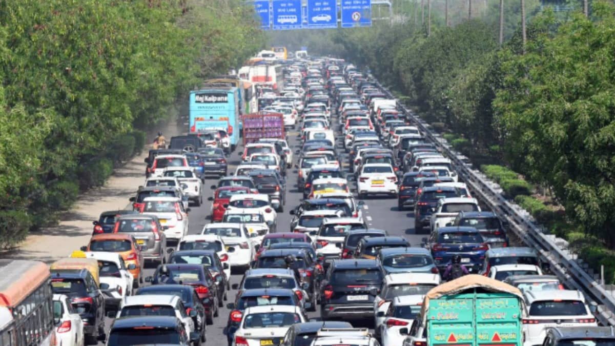 Headed Out in Delhi-NCR Today? Expect Traffic As Kanwar Yatra Peaks for Sawan Shivratri; Check Routes to Avoid and Alternatives