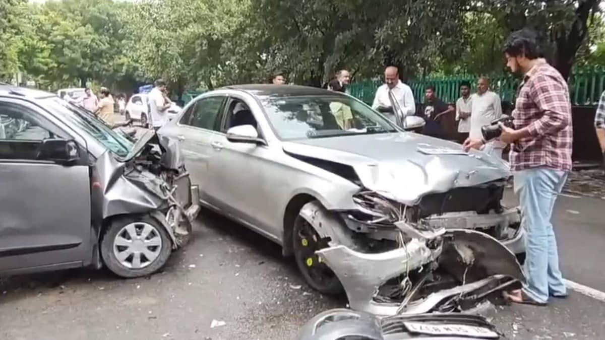 Tragic Collision in Delhi’s Narela: 70-Year-Old Woman Killed After Luxury Car Hits WagonR