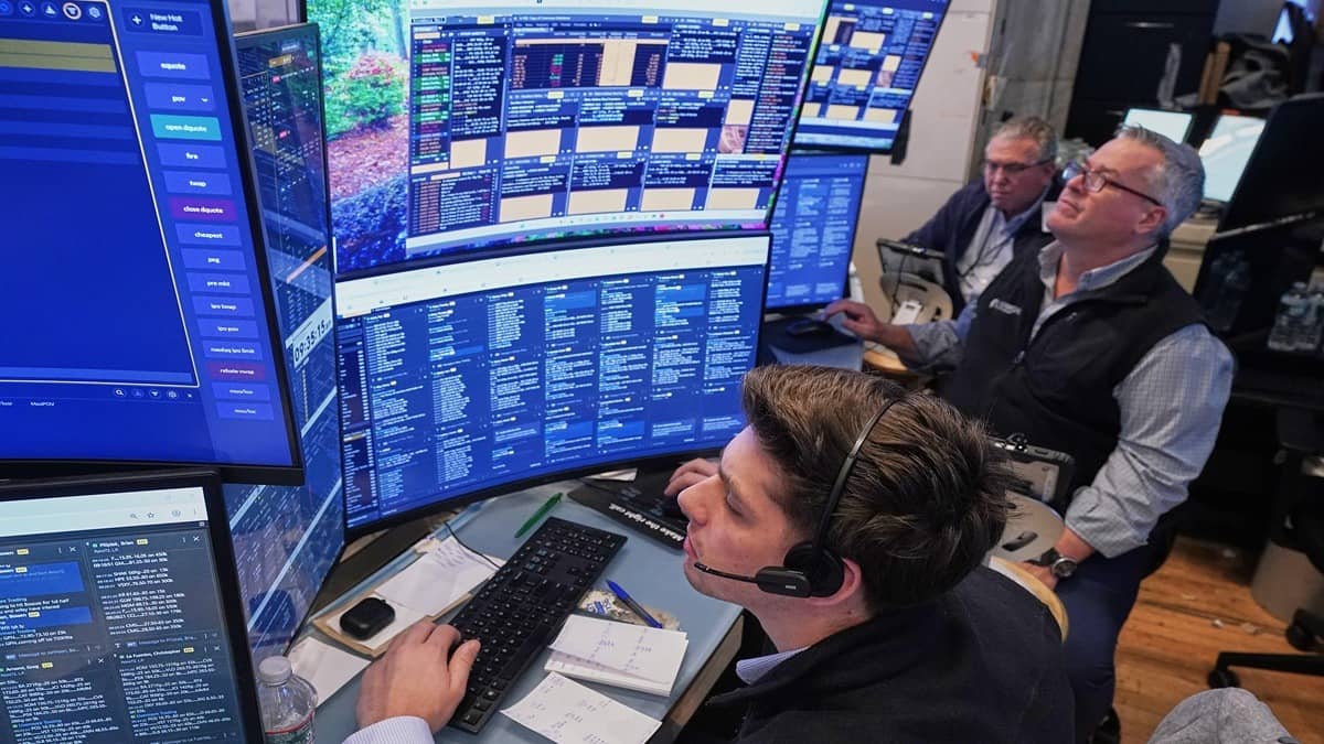 S&P 500 Slips 0.1%, Dow Jones Falls 163 Points, Nasdaq Flat As Wall Street Awaits Retail Data